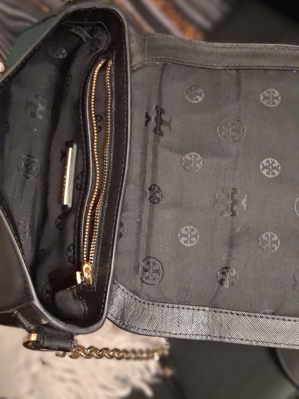 💯Authentic....Tory Burch Black Leather Crossbody with Gold Logo - Picture 4 of 7